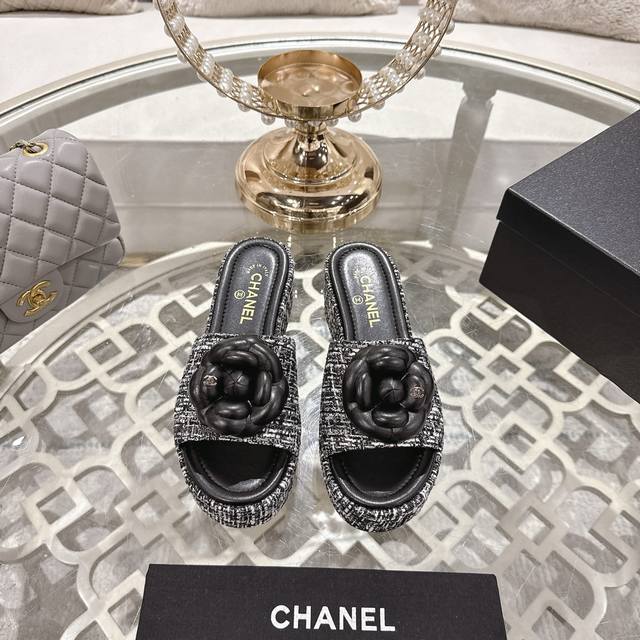 Chanel 2025Ss香奈儿小香风厚底山茶花凉拖鞋 香奶奶家一贯的优雅名媛气质 高级感十足！上脚非常Nice～不管光脚穿或搭配裙装、裤装、都非常百搭！无敌美