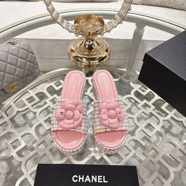 Chanel 2025Ss香奈儿小香风厚底山茶花凉拖鞋 香奶奶家一贯的优雅名媛气质 高级感十足！上脚非常Nice～不管光脚穿或搭配裙装、裤装、都非常百搭！无敌美