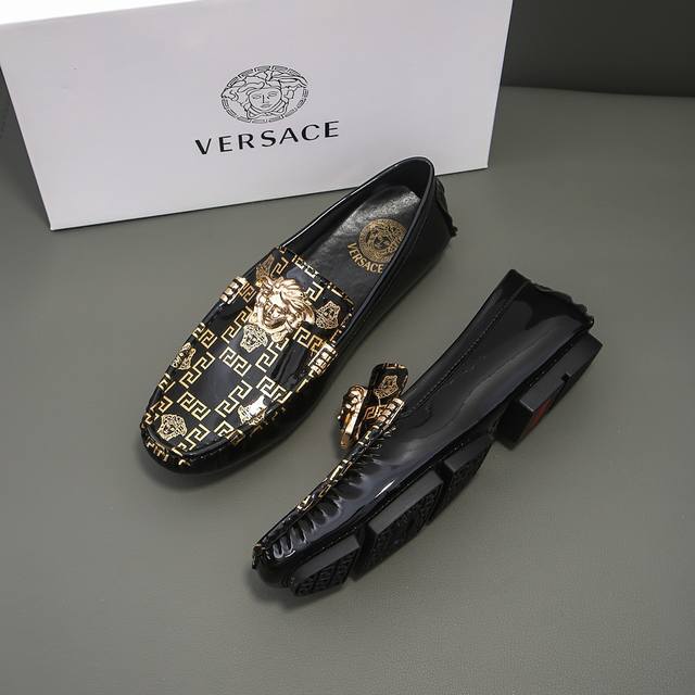 实价 Verace 范思哲官方旗舰店男士四季休闲豆豆鞋，最新元素潮爆全球，官网火爆热卖，原版版本，专柜一比一，鞋面意大利进口原版头层牛皮性感美灶莎头像金属扣，原