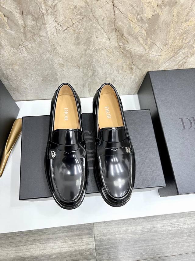 dior 迪奥 男士精品乐福鞋，这款 Dior Granville 乐福鞋是男装系列新品，彰显都市风范。采用棕色粒面牛皮革精心制作，搭配对比鲜明的缉面线，鞋面饰