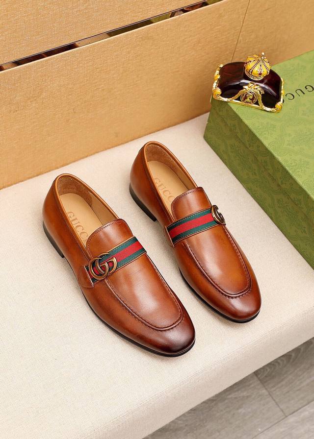 商品商标：Gucci 古驰 休闲皮鞋 正码码数: 38-44 45.46订制 商品材料：精选 进口头层小牛皮鞋面+经典五金扣，进口水染牛皮内里。强烈立体视觉效果