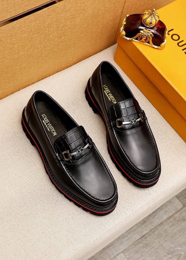 商品商标：Louis Vuitton 路易威登 休闲皮鞋 正码码数: 38-44 45.46订制 商品材料：精选 进口头层小牛皮鞋面+奢华五金扣，进口头层牛皮内