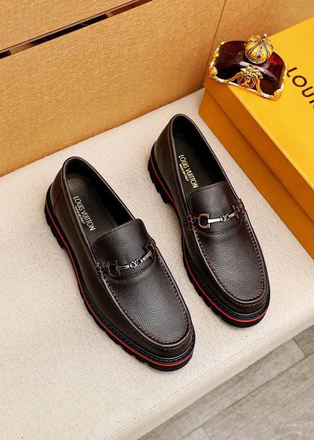 商品商标：Louis Vuitton 路易威登 休闲皮鞋 正码码数: 38-44 45.46订制 商品材料：精选 进口头层荔枝纹牛皮鞋面+奢华五金扣，进口头层牛