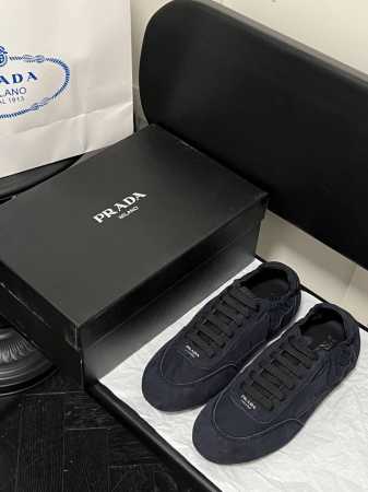 出厂： prada 普拉达新款德训鞋 鞋面麂皮有肌理感，内里羊皮包裹，软软糯糯的鞋垫加厚小羊皮，踩上去无比舒适，有支撑感，又包裹得很好的感觉 鞋型包裹感十足，轻 - 点击图像关闭