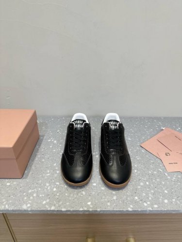 MiuMiu 24ss 秋冬新款 魔术贴 情侣 德训鞋 复古休闲鞋 最新款德训小白鞋，在找小白鞋还要复古的还要舒适的 还要那种德训鞋的可以看过来了 秋冬火爆款休