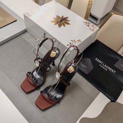 SAINT LAURENT ” SYL圣罗兰 顶级版本25SS众明星网红追捧的圆柱体细高跟，玻璃宝石一字带环踝凉鞋。SYL 2025官方VIP 贵宾版金花磁铁盒