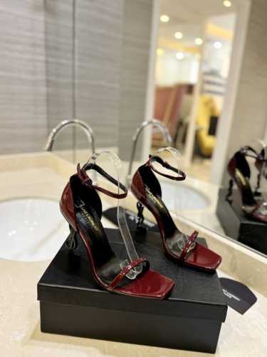 工厂直销 Saint Laurent 圣罗兰 Ysl字母金属扣 烤漆Ysl字母跟高跟凉鞋。特色的字母跟设计，独享不一样的风采。 进口羊京 进口漆皮+水染羊皮里+