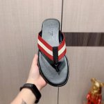 拖鞋: 新款: 厂价 巴Baly* 系列拖鞋顶级代购男士 专柜同步发售，意大利进口原版精选牛皮，做工考究， ，鞋底： 超舒适 原厂特供原版底，独家成型底超级舒适