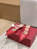 工厂p价p 顶级版本 代购品质 原版开发 Valention 华伦天奴穆勒拖鞋 V家小铆钉尖头平底凉拖鞋 Vt专柜最新Vlogo系列 重工打造经典高跟鞋 顶级版