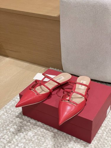 工厂p价p 顶级版本 代购品质 原版开发 Valention 华伦天奴穆勒拖鞋 V家小铆钉尖头平底凉拖鞋 Vt专柜最新Vlogo系列 重工打造经典高跟鞋 顶级版