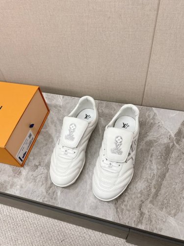 冲量价: Lv路易威登最新Footprint系列 情侣款足球运动鞋 原版购入开发 做货 这款 Footprint Soccer 运动鞋于2025春夏系列时装展中