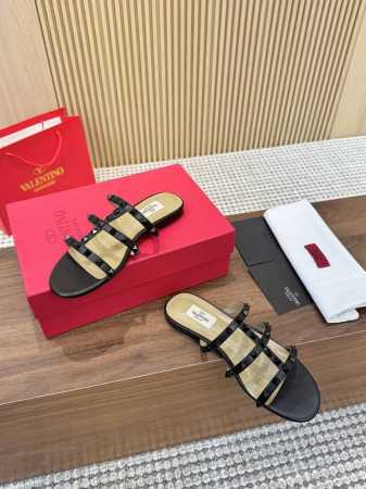 顶级版本 华伦天奴2025春夏新款女士镂空10色新品独特的 金字塔 小铆钉五金配件，衬托出满满的高级感，新一季不负期待！值得入手★进口真皮绝对的上档次原版做法 - 点击图像关闭