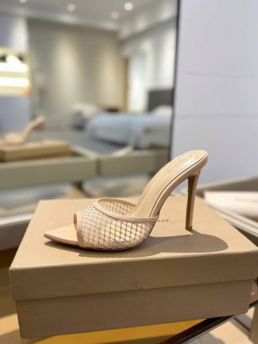 价格 {半拖网钻} 吉安维托 罗西 Gianvito Rossi Eiko Stiletto，轻松移动。这款 Gianvito Rossi 拖鞋采用配有精致的网