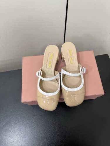 Miu Miu 缪缪 2025早春新品钮扣粗跟玛丽珍半拖穆勒鞋专柜主打最新走秀款 蝴蝶结复古玛丽珍粗跟单鞋火爆上新！ 缪家高货 顶级工艺打造精品质感 无敌舒适