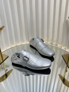 PRADA 普拉达 25 2025春夏新品 专柜走秀款复古流苏半拖鞋乐福鞋系列走秀款 复古感时髦满满 随意百搭 时尚休闲 独到味人人都爱也轻松驾驭 每年都会爆.