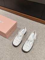 顶级品质 Miumiu Ss24 New Arrival～ 缪缪2024春夏新品｜学院风玛丽珍鞋 光泽开边珠鞋面雕花冲孔，英伦复古风～ T字带饰以可调节扣点缀，