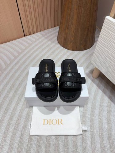 默认安排跑量版 24Ss新款dio*Iviera Dio R Evolution 凉拖橡胶厚底拖鞋 这款 Dio R Evolution 凉拖是二零二四秋季成衣