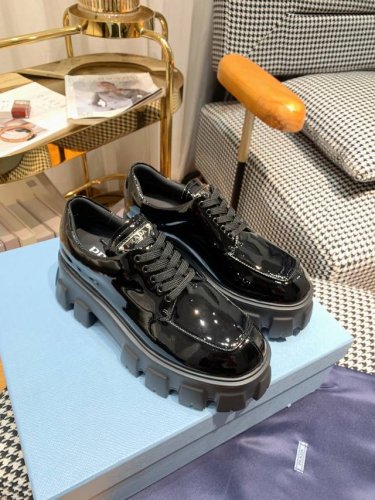 p直销 女鞋 女装 Ss23 P直销Prada 普拉达 T台走秀款＂造梦不夜城＂，能在重要场合上用得上了，贵族气派的感觉，上脚非常完美整个系列都充满了令人兴奋和