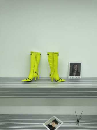 最高版出厂 白 粉 黄20 巴黎世家长靴金属钉LE cagloe机车靴 Balenciaga柳丁尖头侧拉链高靴 巴黎时装周重磅新品，海外各大博主相继大秀 金卡戴 - 点击图像关闭