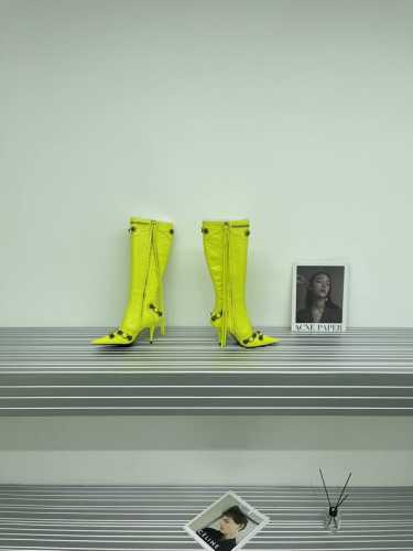 最高版出厂 白 粉 黄20 巴黎世家长靴金属钉LE cagloe机车靴 Balenciaga柳丁尖头侧拉链高靴 巴黎时装周重磅新品，海外各大博主相继大秀 金卡戴