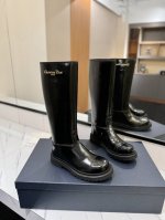 Dior 迪奥 24秋冬新款 筒靴 简约高级采用别具一格的设计元素打造醒目的外观。采用牛皮革打造，可轻松穿脱。从 book tote 手袋汲取灵感，顶部饰以双