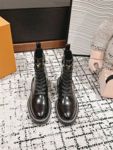 顶级品质 louis vuitton fw24 new arrival～ 路易威登2024秋冬系列新款短靴 经典短靴造型，鞋舌处Lv logo饰以点缀， 侧拉设