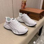 新款: 厂价 阿玛尼Armani* 最新爆款休闲鞋，顶端品牌奢侈～代购，顶级～质量。鞋面選用进口透气牛皮搭配材质透气羊皮垫脚 精细做工。原版个性时尚柔软橡膠耐磨
