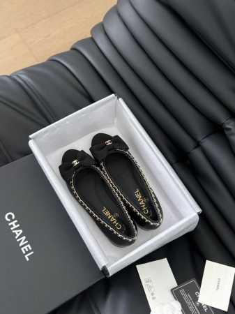 Chanel 小香24A新品链条双c粗跟单鞋！ 原版1:1复刻 经典中的经典 无论搭配裤装还是裙装都是完美 小圆头的设计很好的修饰脚型 小仙女们必备！ 鞋面采用 - 点击图像关闭