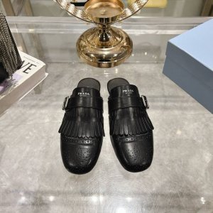 出厂 男款10情侣款 Prada 普拉达 25Ss春夏走秀新款流苏复古乐福鞋单鞋 这款鞋履着意呈现经典与复古格调，兼具阳刚气质与柔美风情，形成二元对比，彰显Pr