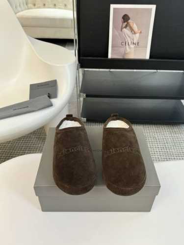 BALENCIAG* 巴黎世家新款勃肯毛拖. 勃肯毛拖24秋冬秀款 脚感很舒服，原版麂皮面料随便简便穿搭 羊毛里 超级暖和 balenciaga正面大logo加