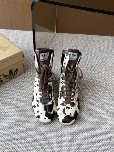 Adidas 阿迪达斯 25Ss爆款推荐 复古赛车鞋 经典黑白蒙蔽了双眼～ Jennie同款三叶草赛车鞋我的Ma耶，阿迪你太会出啦！！ 这双三叶草经典黑白赛车鞋
