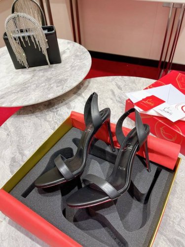 套带凉鞋W. 本季新品 O Marylin 的灵感来自电影 七年之痒 中玛丽莲梦露所穿的鞋子。宽凉鞋楦楦和羊皮内里提供非常舒适的凉鞋，而通体的黑色小牛皮革则增添