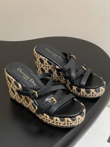 25Ss春夏新款Dior 迪奥D-Attitude 坡跟凉拖鞋交叉扣带防水台拖鞋 这款 Attitude Dior坡跟凉拖是二零二四冬季成衣系列新品，从复古标识