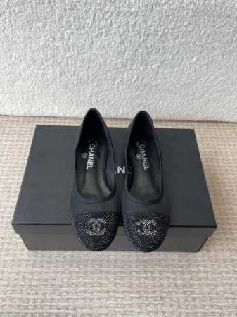 Chanel小香 25Ss 春夏鞋头 电绣点缀，芭蕾舞鞋 宛如女神脖子上的项链，上脚包裹性非常好，上脚跟显瘦，真的是超级精致！ 复古的玛丽珍太对味了，个人最喜欢 - 点击图像关闭