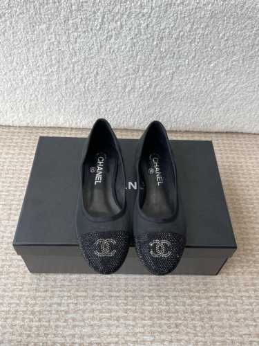 Chanel小香 25Ss 春夏鞋头 电绣点缀，芭蕾舞鞋 宛如女神脖子上的项链，上脚包裹性非常好，上脚跟显瘦，真的是超级精致！ 复古的玛丽珍太对味了，个人最喜欢