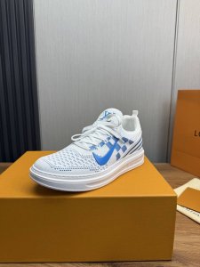 louis Vuitton 路易威登 -高端品质 原单 -鞋面：品牌飞织布匹、品牌塑胶模块、鞋舌.鞋身.注塑品牌Logo图腾 -内里：品牌帆布 -大底：超轻Tp