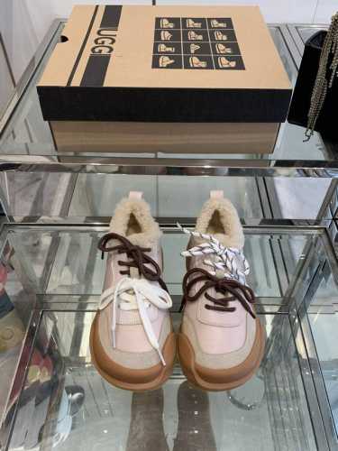 UGG 丑萌丑萌的做旧擦色羊毛小单鞋 复古绑带搭配小穿脱方便最新潮的版型设计、完全释放出、狂野与霸气。面料头层擦色牛皮搭配高丝光牛反绒，，内里 垫脚全釆用澳洲进