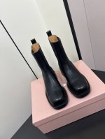 切尔西 Miu Miu 24秋冬走秀款 美德拉焦糖 短靴 柔软好穿 脚感超赞 鞋面采用小牛皮 内里牛皮 原版开模大底 码数 :35-40 40定制不退换