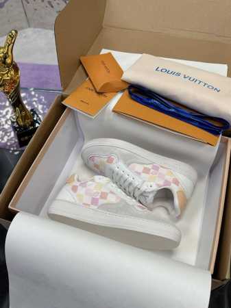 工厂价： Lv新款24Ss 航海刺绣运动鞋 新品lv Confetti系列 黑白配色，是全皮材质。麂皮拼接小牛皮！ 刺绣版面是l家航海元素的刺绣，超级精致好看！ - 点击图像关闭