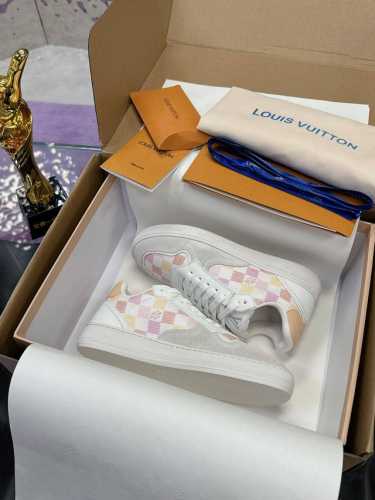 工厂价： Lv新款24Ss 航海刺绣运动鞋 新品lv Confetti系列 黑白配色，是全皮材质。麂皮拼接小牛皮！ 刺绣版面是l家航海元素的刺绣，超级精致好看！