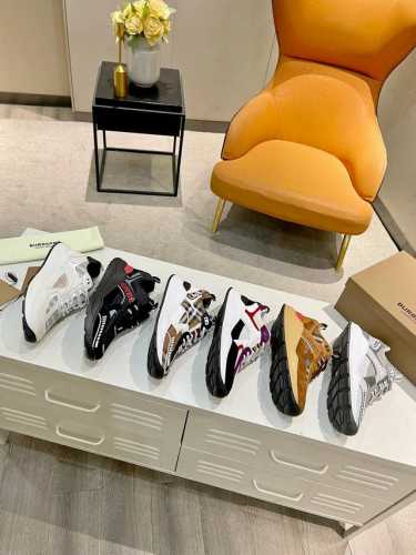 元burberry博柏利2023最新爆款低帮运动鞋出货，精选小牛丝绸皮、麂皮和网眼材质打造。鞋跟处亮眼装饰品牌徽标，鞋跟处绣有专属标识装饰。采用加高弧形鞋底设计