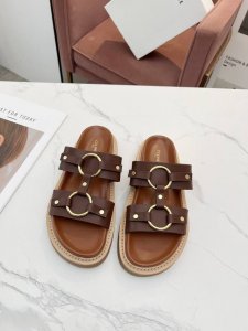 celine 赛琳 春夏新品凉鞋五金扣饰原版1:1定制鞋面采用全油边工艺，楦形流畅完美，上脚百搭舒适。 内里 羊皮 面料 牛皮 码数 35-41＃