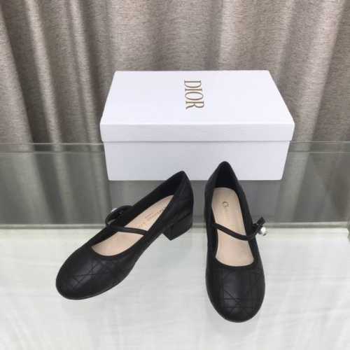 dior24Ss早春新款珍珠芭蕾舞鞋 这是一款绗缝牛皮革精心制作 饰以藤格纹图案 搭配弹力皮革系带和白色Cd树脂珠饰 别具一格 跟高 4.5Cm 大底 真皮大底