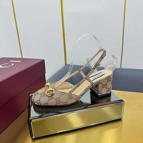 出厂价Pp Gucci 女士马衔扣后系带凉鞋 这款浅口鞋甄选漆皮打造，匠心融蕴经典马衔扣造型配件。圆头和可调节脚踝搭扣设计相得益彰，演绎学院风格。 原版定制漆皮