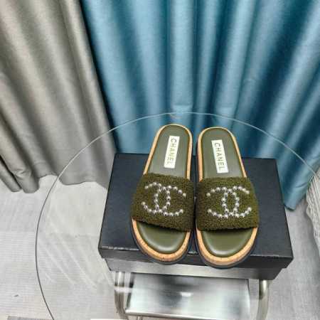 厂价 CHANE* ｜小香24P春夏新品珍珠大双C木纹厚底拖鞋 今年小香推出了全新夏日度假系列麻绳底拖鞋～简洁、精美风格的小香是很多女孩的心头好鞋面镶嵌双C大l - 点击图像关闭