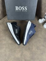工厂价： Boss 运动男鞋，以经典的设计成为永不落幕的时尚宠儿，经典的休闲造型。采用进口透气飞织面，羊里品牌专用大底，Tpu耐磨超轻大底，轻便，整体设计和谐统