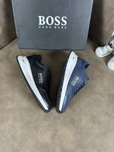工厂价： Boss 运动男鞋，以经典的设计成为永不落幕的时尚宠儿，经典的休闲造型。采用进口透气飞织面，羊里品牌专用大底，Tpu耐磨超轻大底，轻便，整体设计和谐统