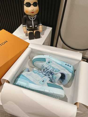 工厂实价 。工艺流程 实拍看得见的水洗 印花 全是重工艺 L*Skate 运动鞋，本款 L.V Skate 创新工艺 Monogram 丹宁布和科技网格面料，搭