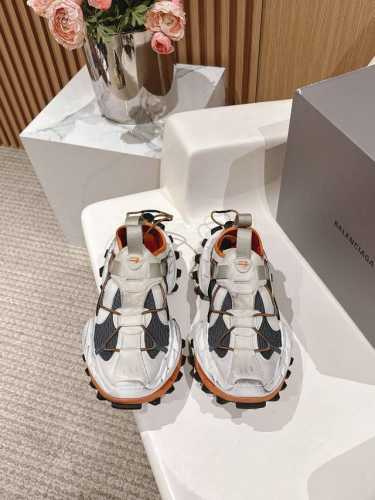 情侣款 女 男 Balenciaga巴黎世家登山鞋老爹鞋 情侣款 休闲这双鞋特点可以用三个关键词概括：复古，阔型，老爹鞋 配送专柜精美包装 面料：原版定制进口科