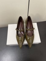 小众Khaite25春夏新款复古坡跟一字带玛丽珍尖头单鞋！ 极简前卫、锋利和无畏的设计，让Khaite近年响亮时尚界。短短几年间已经成为最受欢迎的服装品牌之一。